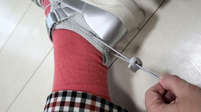 【GLOBAL WORK エアかるクッションコードスニーカー】かかとでコードのストッパーを調整すれば、フィット感がより高まります◎