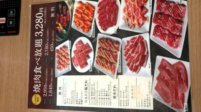 【焼肉ダイニング ワンカルビ 土日祝ランチ限定食べ放題コース】大人は1人3,608円で、60代以上と小学生以下は年齢に応じた価格設定となっています