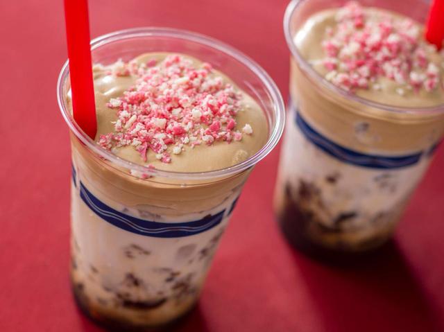 コーヒーカクテル(コーヒーリキュール、ミルク、コーヒーゼリー) 780円｜プラザパビリオン・レストラン｜東京ディズニーリゾート「ディズニー・クリスマス」スペシャルメニュー