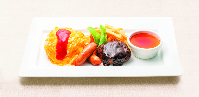 【ステーション レストラン ザ セントラル　東京駅改札内地下1階 グランスタ東京内】Suicaのペンギン ひんやりタオル付お子さまプレート／1,900円(税込)