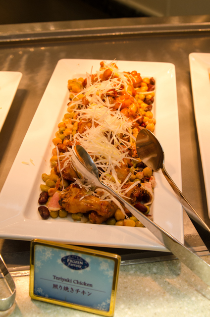 照り焼きチキン|クリスタルパレスレストラン「アナとエルサのフローズンファンタジー」スペシャルブッフェ ©Disney