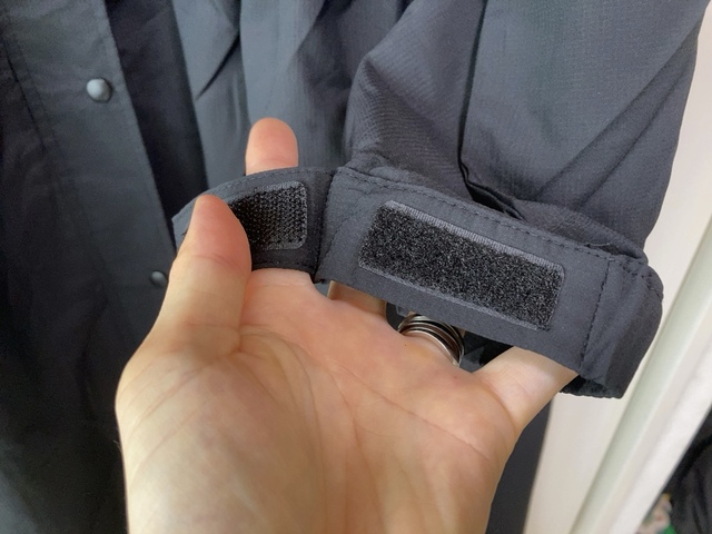 【ワークマン レディース高撥水シェルワンピースコート】袖口にはマジックテープも。風を通さないのが嬉しい