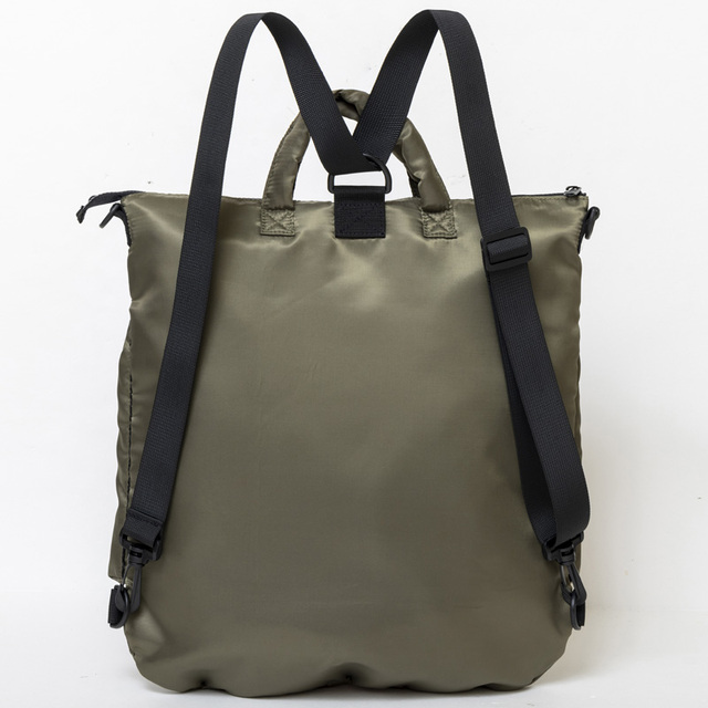 肉厚な中綿でクッション性を実現した軽量3WAYバッグ GUARD HELMET BAG BOOK KHAKI　3,278円(税込)