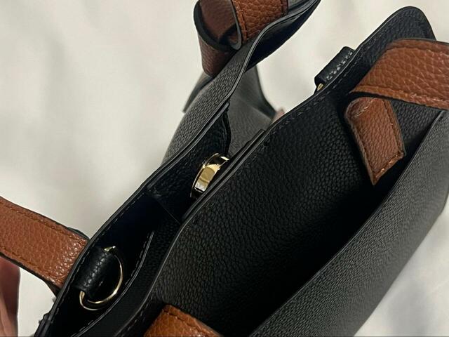 【GLOBAL WORK スペ軽変形3WAY BAG】ボタンを閉めると中身はほとんど見えません