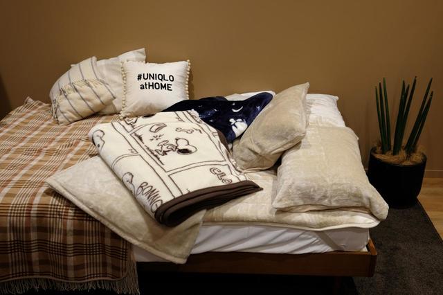 ヒートテック毛布　© 2021 Peanuts Worldwide LLC