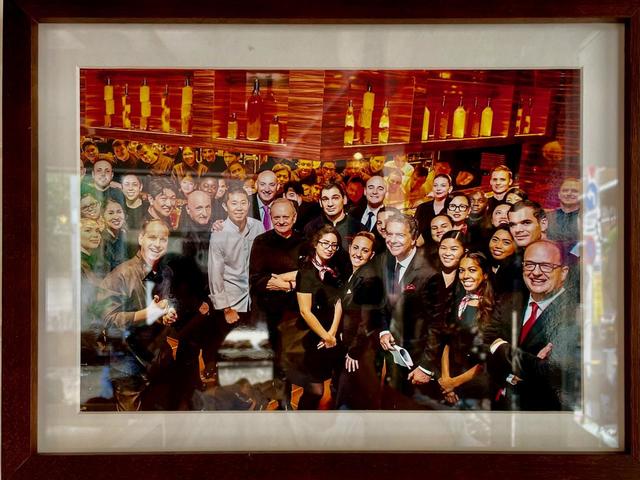 【Blue Poppy Bakery（ブルーポピーベーカリー）】店の入口には山口さんがジョエル・ロブションと写っている写真が飾ってある