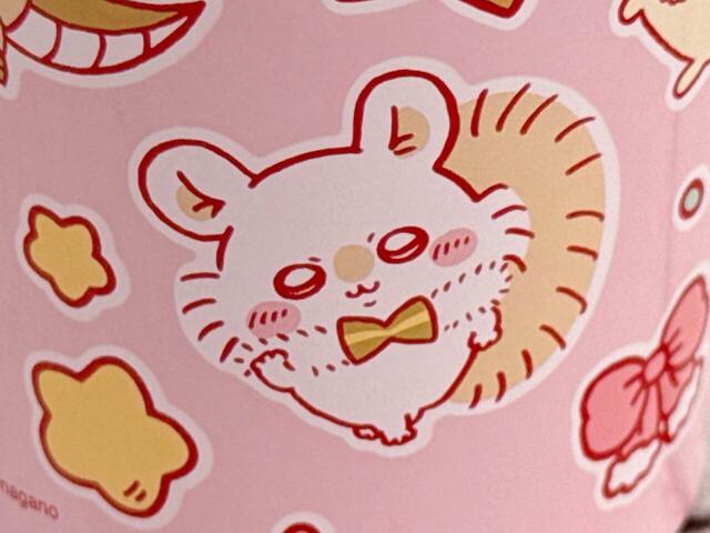 モモンガはうさぎとお揃いのティペットを着用。いつも以上にかわいい表情を披露しています！