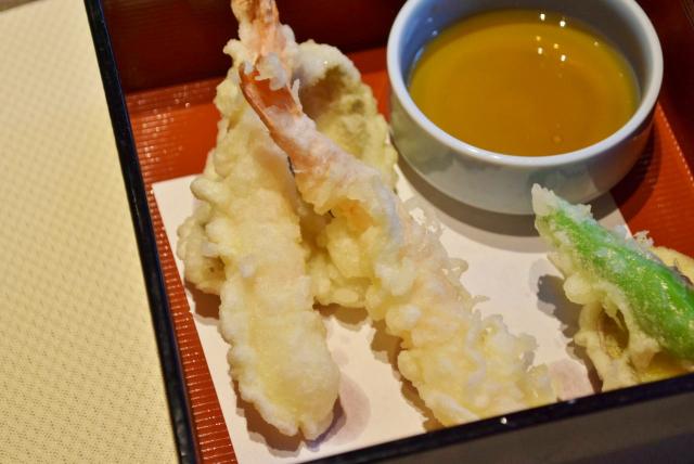 揚げたてのえびの天ぷら