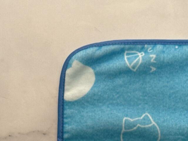 縁はパイピング仕様になっていて凝っています