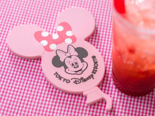スパークリングドリンク(ストロベリー＆エルダーフラワー)、スーベニアコースター付き 対象メニューにプラス600円｜提供店舗：東京ディズニーランド「リフレッシュメントコーナー」