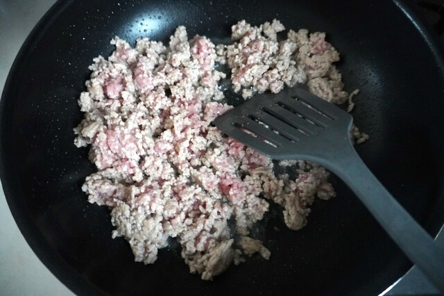 【カンロ飴レシピ:バターキーマカレー】フライパンにサラダ油を引き、豚ひき肉を火が通るまで中火で炒め、器に取り分けておく