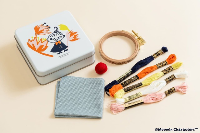 【ムーミン「リトルミイフェア」シリーズ】「クロスステッチ缶」5,445円/リトルミイフェアのメインアートを刺繍で楽しめるクロスステッチキット ※2026年2月上旬発売予定