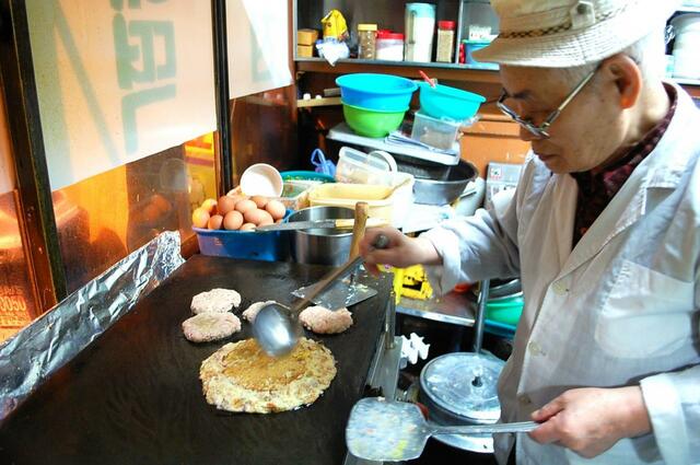 ありし日の「元祖緑豆」のご主人。亡くなられたあとは女将さんが焼き場を引き継いだ