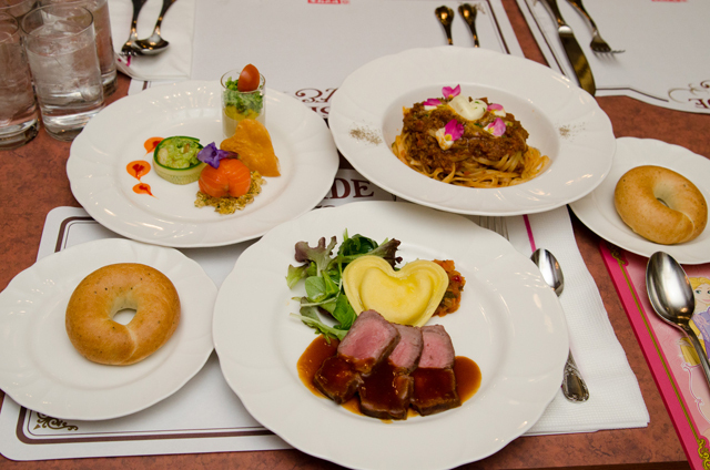 「イーストサイド・カフェ」スペシャルコース￥2,570 ©Disney