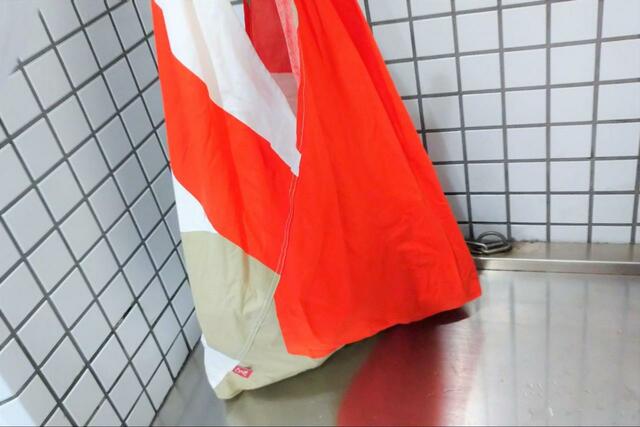 【カルディ ふろしき風エコバッグ】ワンショルダー型にすると買い物後も両手が空きます