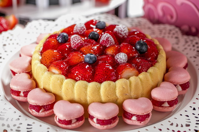 お嬢様の恋する ストロベリーシャルロットケーキ & 今夜は眠れない ハートのラズベリーマカロン