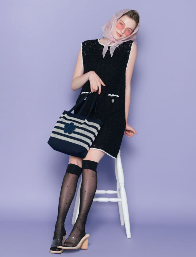 【マリークワント2026 SUMMER COLLECTION】クロッシェライクレースワンピース￥16,500／メッシュボーダーニットトート￥12,100／デイジーパターンスカーフ¥3,960／メタルフレームサングラス￥7,150（税込）