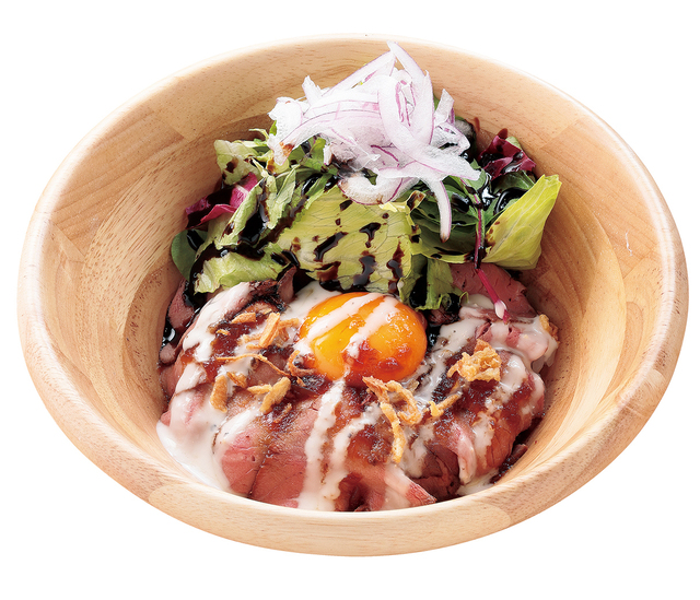 宮／ローストビーフ丼690円。野菜にはバルサミコ酢ソースがかかる。