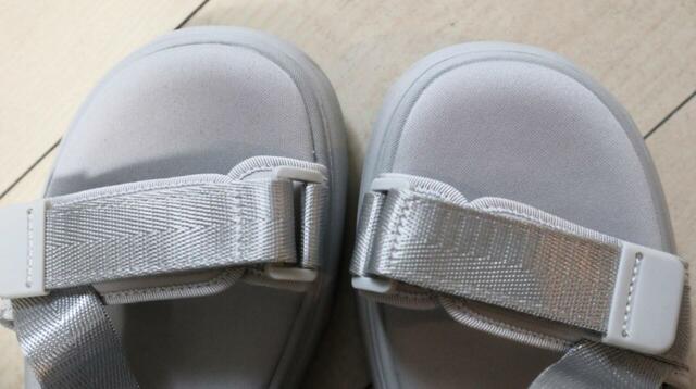 【GU ボリュームソールテープサンダル】少し四角いころんとした爪先。安定感があります