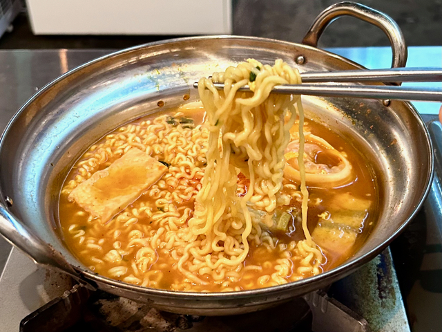 【モナミ食堂】韓国のインスタントラーメンが完成。ラーメンもおかわり自由です