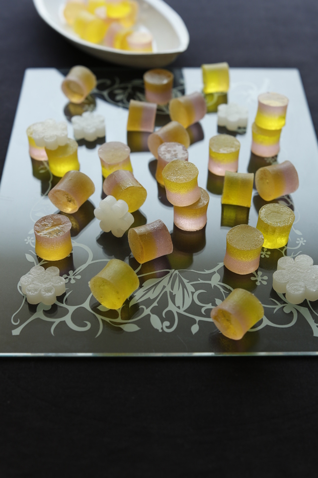 ラプンツェルの誕生日に上がるランタンをイメージした琥珀糖