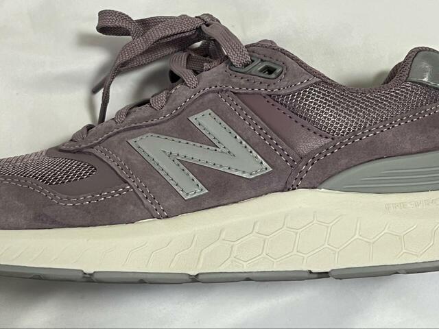 【New balance 880 v6 TW6】「N」の文字とアウトソールはグレー。くすんだラベンダー×グレーの色合いがオシャレ♪