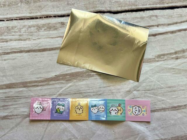 袋に入っているミラーシート、フレークシール、マニキュアペン用のシール