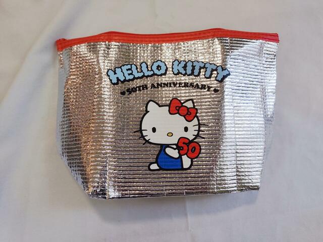 ポーチは、アルミ仕様のシルバーカラー