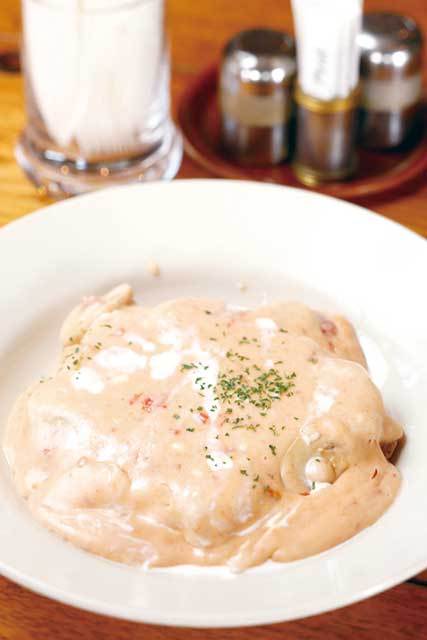 イート(東京／高井戸） チキン オー 1200円 香ばしく焼いたチキンにチーズをのせ、オロールソースをかけたまろやかな味わいの一品。