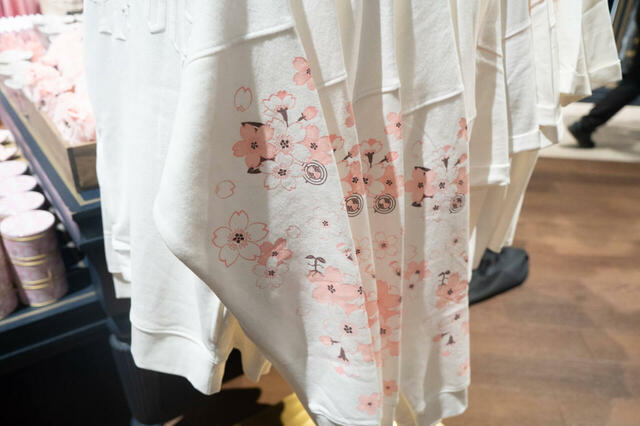 サクラ ホワイト パーカー 7,300円