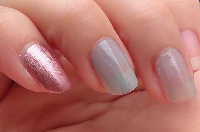 【B IDOL まいぽりっしゅ】左から「14：ミラーピンク」「04：テディブルー」「01：グレイッシュレディー」2度塗りでしっかりとしたツヤ感が！