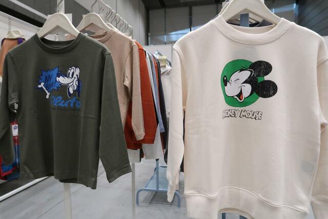 左:Disney長袖クルーネックTシャツKids　右:Disney裏毛スウェットKids
