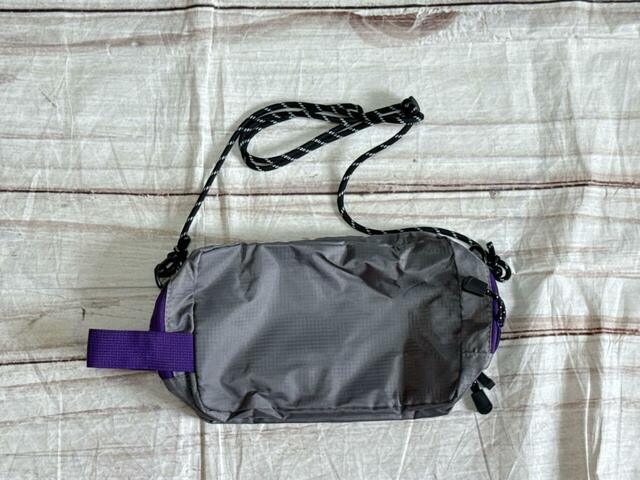 背面は装飾がないシンプルなデザイン