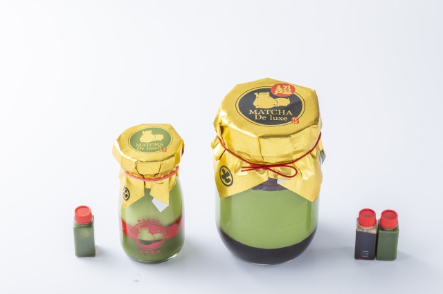 「静岡お抹茶プリン超 DX」（右）「静岡お抹茶プリン DXII」（左）