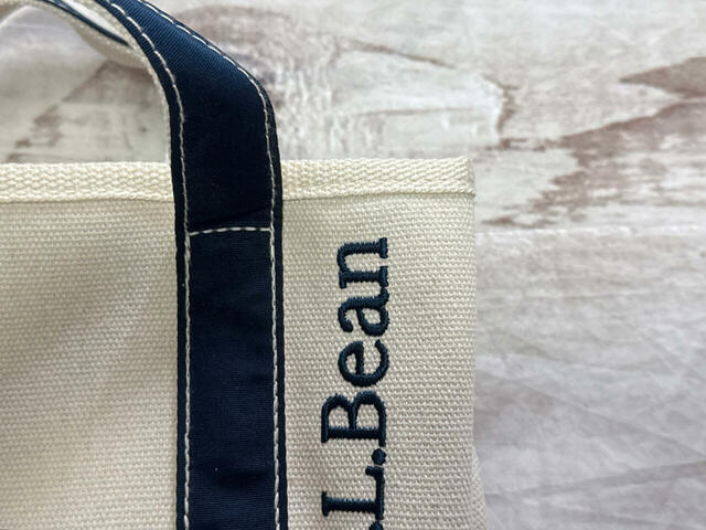 ネイビーのハンドルにホワイトのステッチがかわいい〜!