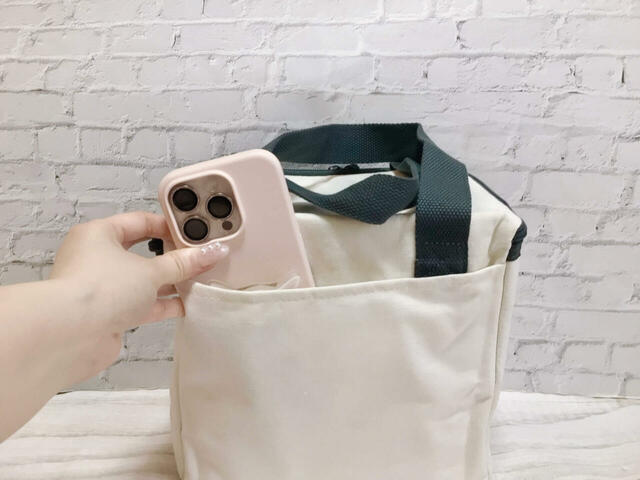 背面にはポケットも付いているので、スマホやお財布などを入れておくのにも便利！