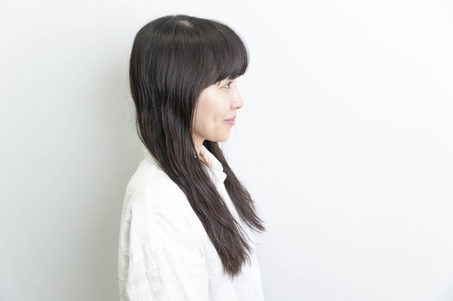 帽子を脱いだ後は、髪をほどけばウェービースタイルに