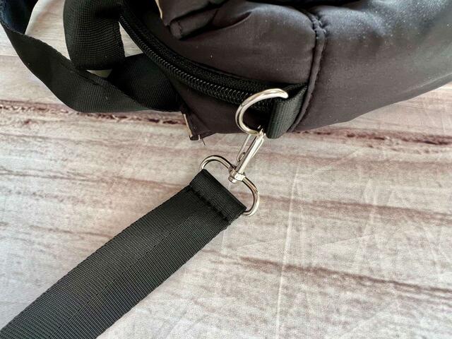 ショルダーストラップはバッグサイドの金具で取り外し可能