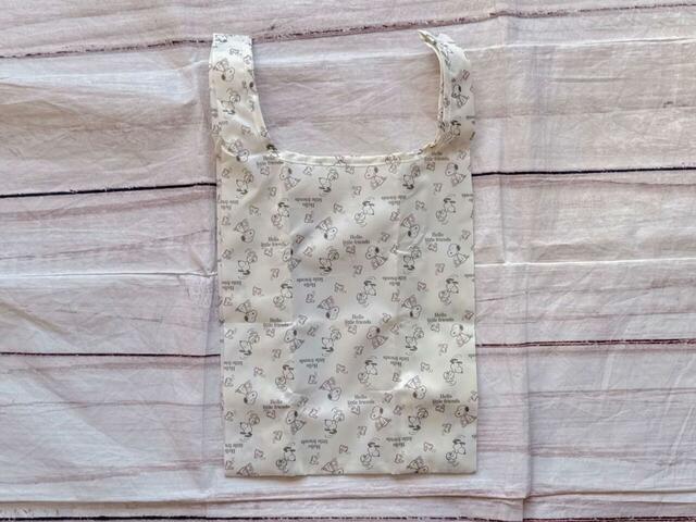 アイボリーはかわいいスヌーピーの総柄デザイン