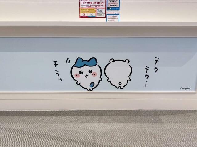 レジ下の装飾。チラッとこちらを振り返るハチワレがかわいすぎる!