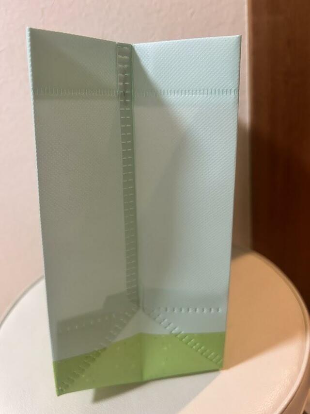 【ファミリーマート　『あつまれ　どうぶつの森』キャンペーン】反対側の側面はシンプルなデザインで、マチは12ｃｍです