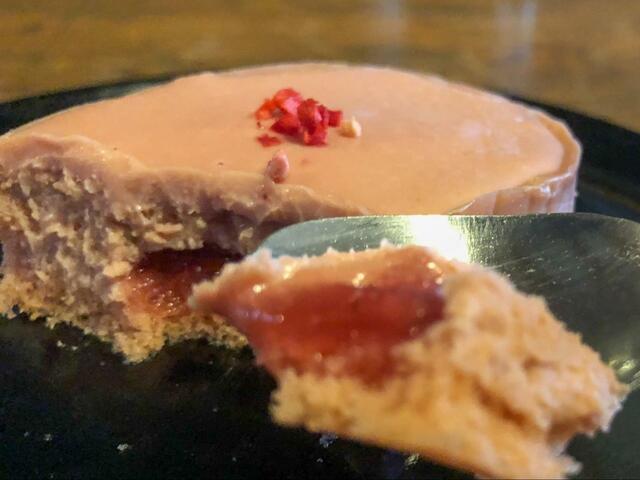 【ファミリーマート　いちごのチーズテリーヌ】食べ進めると甘酸っぱい濃厚ないちごソースが出てきます