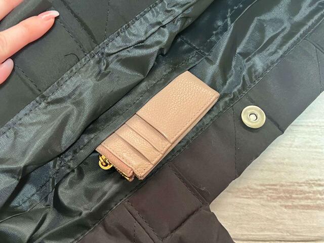 ポケットはミニ財布を入れても◎。もちろんスマホも入ります！