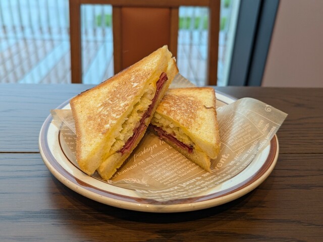 【星野リゾート 1955 東京ベイ】アメリカの定番料理「ルーベンサンド」 ※写真は2名盛り