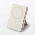 無印良品「スマホスタンドにもなるモバイルバッテリー(マグネット式充電対応5000mAh) 」4,990円(税込)