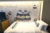 【すみっコぐらしルーム in ホテルニューオータニ】壁にはオリジナルイラストが描かれている ©San-X