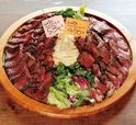 「熟成肉」の名店／肉賊カウぼーず（練馬）　熟成肉のタリアータ 黒毛和牛サーロイン 1380円（100gあたり／税別） 黒毛和牛内もも 1280円（100gあたり／税別）
