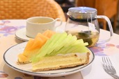 「【キル フェ ボン「MELONフェア」】「特選 熊本県産“塩アールスメロン”のタルト」と「熊本県産“レノンメロン”のタルト」。キル フェ ボンおすすめのブレンドティー「アールグレイ煎茶」を添えて。