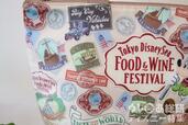 「東京ディズニーシー・フード＆ワイン・フェスティバル」スーベニアランチケーストート/ディズニーシーの世界のステッカーみたい