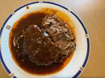 【ロピア 煮込みハンバーグ】パウチを開けた瞬間からふわっと良い香りが漂い、期待が高まりました◎